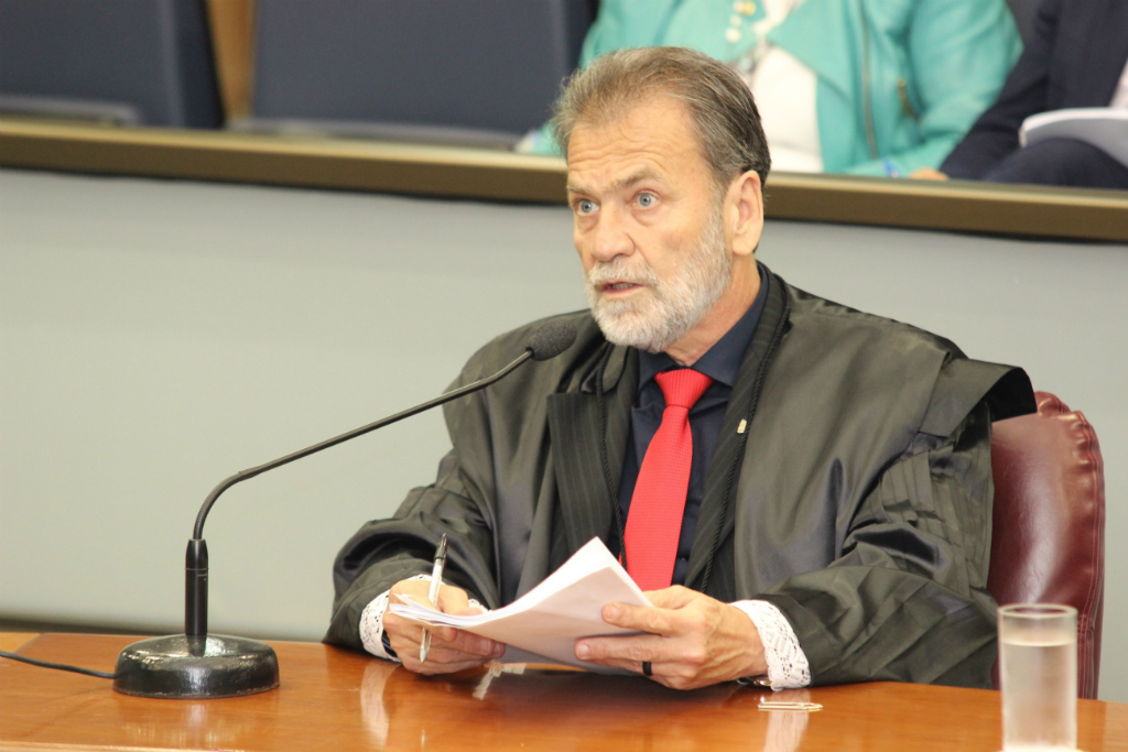 Conselheiro Durval Ângelo, relator do processo